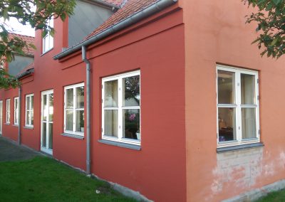 Kaj Vejby og Søn maler bygningsarbejde udvendig